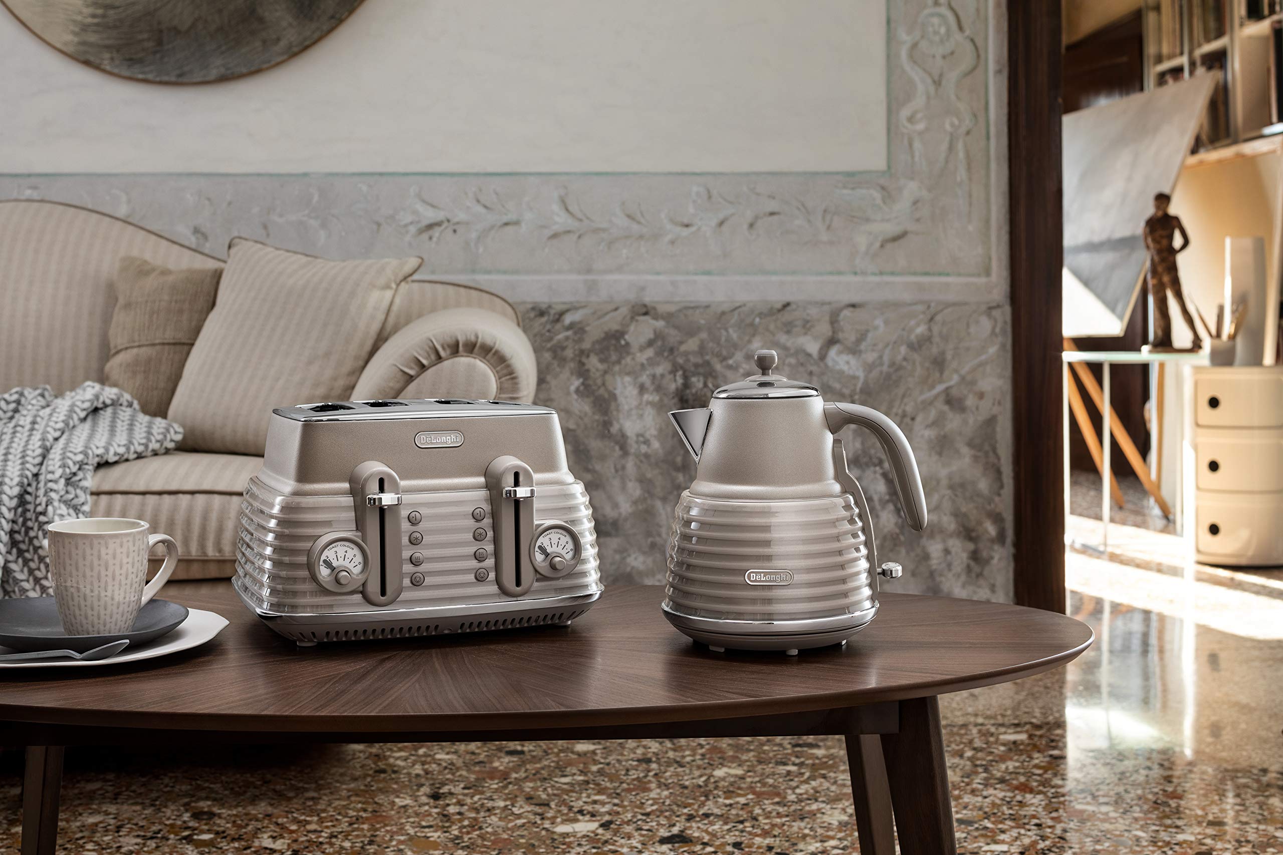 De'Longhi Scolpito 4 Slot Toaster, Reheat, Defrost, One-Side Bagel & 6 Browning Settings, Stainless Steel (without cartoon) محمصة خبز سكولبيتو من ديلونجي، من الستانلس ستيل وبـ 4 فتحات للتحميص واعادة التسخين De'Longhi Scolpito 4 Slot Toaster, Reheat, Defrost, One-Side Bagel & 6 Browning Settings, Stainless Steel (without cartoon) محمصة خبز سكولبيتو من ديلونجي، من الستانلس ستيل وبـ 4 فتحات للتحميص واعادة التسخين